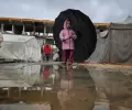 صورة من بين خيام النازحين في غزة أثناء هطول الأمطار بالمنخفض الجوي الأخير