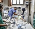 أطباء في غزة يحاولون إنقاذ طفل مصاب في غزة