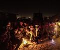 يحاول أهالي غزة تزيين خيمتهم ابتهاجًا باستقبال شهر رمضان رغم كل التحديات