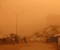 عاصفة رملية مصحوبة برياح شديدة تسببت في انعدام مدى الرؤية وانتشار كثيف للغبار