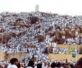 صورة من وقوف الحجاج على جبل عرفات أمس