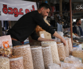 بائع للمكسرات في أسواق غزة (أرشيف تصوير: فلسطين)