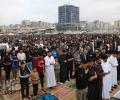 صورة حية من صلاة العيد في ساحة السرايا بغزة (تصوير: محمود أبو حصيرة)