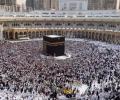 حجاج يطوفون حول الكعبة المشرفة (أرشيف)