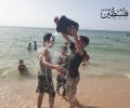أطفال يلهون على شاطئ بحر غزة
