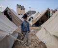 طفل بين خيام النزوح في غزة