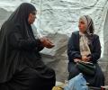 مراسلة "فلسطين" صفاء عاشور (يمين) تجلس إلى جوار السيدة عايدة العجلة (يسار)