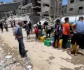 مئات الآلاف من النازحين يعتمدون على صهاريج نقل المياه للحصول على احتياجاتهم من مياه الشرب