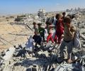 أطفال غزة يجمعون البلاستيك والألمنيوم بين النفايات لإعالة أسرهم وسط واقع النزوح القاسي (أرشيف)