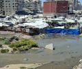مياه الصرف الصحي تغمر الشوارع المحيطة بخيام النازحين في غزة