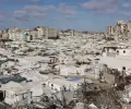 خيام تؤوي نازحين فلسطينيين وسط أنقاض المباني قرب مخيم الشاطئ غربي مدينة غزة