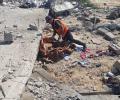 بأيدٍ عارية وتحت النار.. رجال الدفاع المدني يواصلون انتشال ضحايا غزة