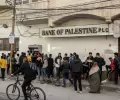 البنوك تشدد القيود في غزة.. والمواطن يدفع كلفة الوصول إلى ماله