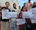 نازحون يحتجون للمطالبة بالمساعدات في مواصي خان يونس