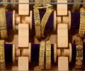 الذهب يتراجع مع ارتفاع الدولار.