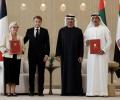 وزيرة الجيوش الفرنسية كاترين فوتران والرئيس الفرنسي إيمانويل ماكرون ورئيس الإمارات الشيخ محمد بن زايد آل نهيان ووزير الدفاع الإماراتي محمد بن مبارك بن فاضل المزروعي خلال مراسم توقيع اتفاقات دفاعية ثنائية في مطار زايد الدولي في أبوظبي