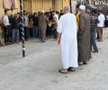طوابير طويلة أمام نقاط بيع الخبز، بغزة