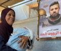 "اجيت يا عبد".. نور الهدى تحتضن حفيدها الذي لم يره أبوه الشهيد