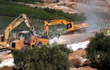 جرافات الاحتلال شرعت في تجريف الأراضي الزراعية واقتلاع أشجار الزيتون في دير أبو ضعيف (أرشيف)