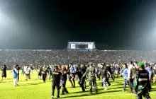 مئات المشجعين اقتحموا الملعب عقب المباراة