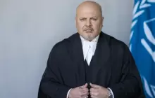 يرى مراقبون أن الخطوة تجاه كريم خان جاءت لأسباب سياسية بسب قراره تجاه نتنياهو وغالانت