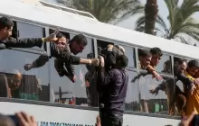 وصول الأسرى المحررين إلى مستشفى شهداء الأقصى