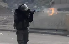 جندي إسرائيلي يطلق النار صوب المدنيين الفلسطينيين