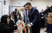 ناخبون يدلون بأصواتهم في مركز اقتراع بالعاصمة بغداد