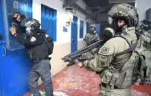 جنود الاحتلال خلال الاعتداء الأسرى الفلسطينيين