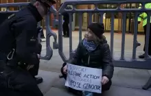 انتشرت على شبكات التواصل الاجتماعي صور للناشطة السويدية غريتا تونبرغ وهي جالسة على الأرض تحمل لافتتها الاحتجاجية