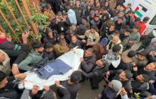 تشييع الشهداء الصحفيين الثلاثة  بعد قصف سيارتهم عند مفترق نتساريم وسط قطاع غزة (تصوير فلسطين أون لاين)