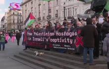 المتظاهرون في لندن رفعوا لافتة كبيرة تشير إلى وجود 9100 أسير فلسطيني في سجون الاحتلال