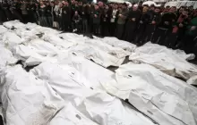 أهالي يؤدون صلاة الجنازة على أبنائهم الشهداء في غزة