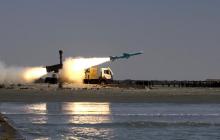 حولت إيران الطائرات القديمة والصواريخ إلى ترسانة ترهب أمريكا