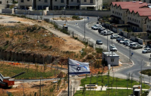 علم الاحتلال يظهر في مستوطنة إفرات بالضفة الغربية (رويترز)