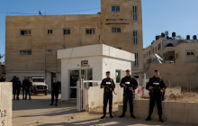 عناصر من سلطة رام الله أمام سجن جنيد