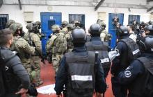 اقتحام السجانين لغرف الأسرى في أحد السجون الإٍسرائيلية