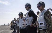 ويتكوف وكوشنر وكوبر على متن حاملة الطائرات الأميركية "لينكولن"