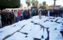 أهالي يؤدون صلاة الجنازة على جثامين شهداء ارتقوا في قصف الاحتلال على غزة