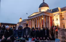 مسلمون يؤدون الصلاة في ساحة ترافالغار إحدى أشهر الساحات العامة في لندن