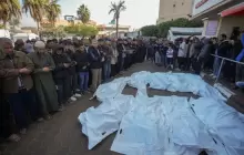 أداء صلاة الجنازة على شهداء ارتقوا في قصف الاحتلال على غزة (أرشيفية)