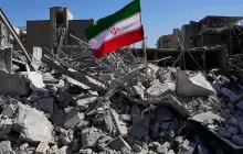 العلم الإيراني يرفرف فوق مبنى دمره العدوان الإسرائيلي الأمريكي