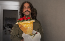 جندي إسرائيلي يحمل باقة ورد استولى عليها من بيت أحد اللبنانيين