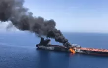 تصاعد اللسنة الدخان من ناقلة النفط