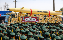 صاروخ خيبر شكن خلال عرضه في العاصمة الإيرانية طهران صباح يوم الخميس 31 سبتمبر 2022م (وكالات)