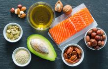 ليست كل الدهون سيئة؛ فالدهون غير المشبعة، مثل الموجودة في زيت الزيتون والمكسرات والأسماك الدهنية، تساهم في تحسين الكوليسترول وتقليل الالتهاب