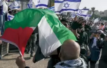 "إسرائيل" تجرّم حيازة العلم الفلسطيني أو رفعه