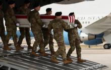 جنود أمريكيين يحملون جثة أحد القتلى الأمريكيين