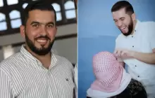 الشهيد محمد سمير قنيطة وهو يضع اللثام للناطق باسم القسام