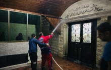 مستوطنون أحرقوا المسجد وخطّوا شعاراتٍ عنصريةً على جدرانه